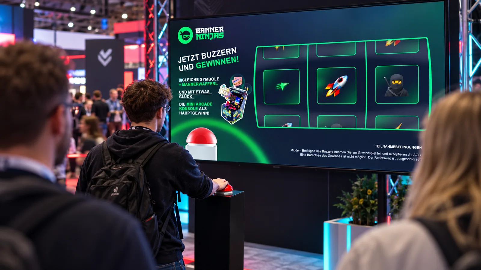 Menschen um eine Spielstation mit Slotmachine im Banner-Ninjas-Design auf einer Messe